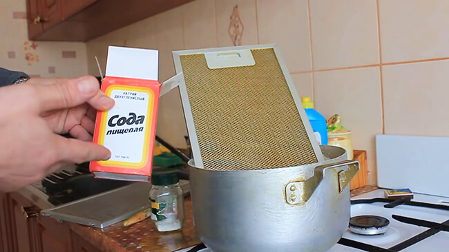 как помыть вытяжку на кухне от жира