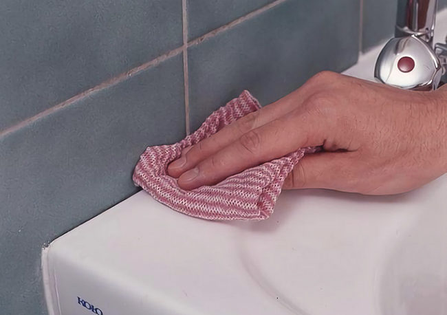 как очистить герметик от ванны
