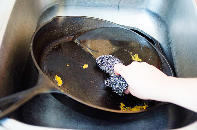 Практические способы, как отчистить сковороду чугунную от нагара: целых 9 штук!