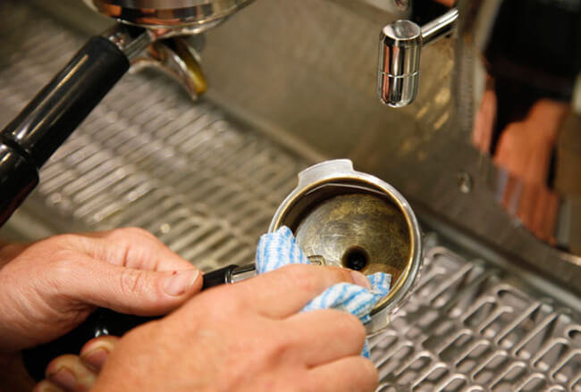 Чем почистить кофемашину от накипи - лучшие средства.