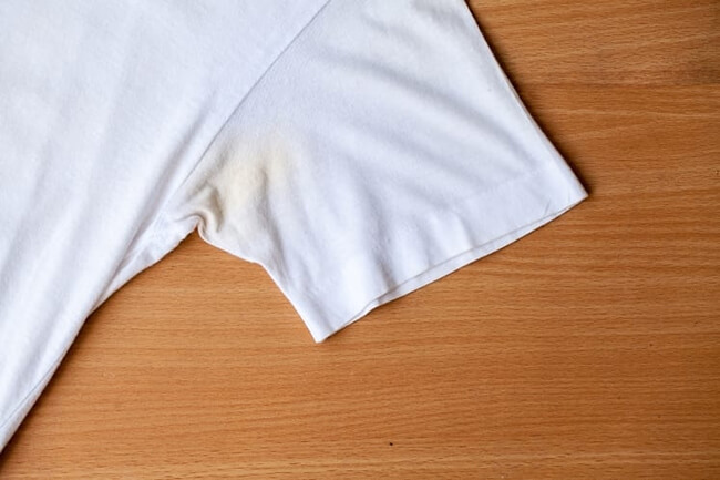 8+ волшебных способов, как вывести пятна от пота на белой одежде. Прочь все пятна!