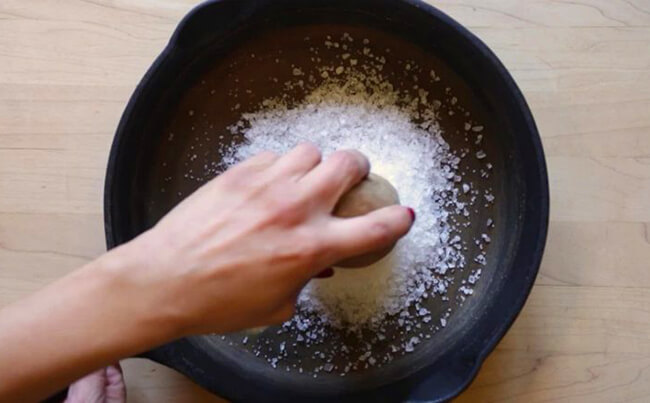Как почистить сковороду от нагара: лайфхак – очищение сковородки, когда «химия» не помогает!