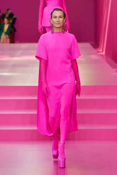 Розовый — цвет любви и свободы, настаивает Пьерпаоло Пиччоли. 30 вещей в палитре новой коллекции Valentino