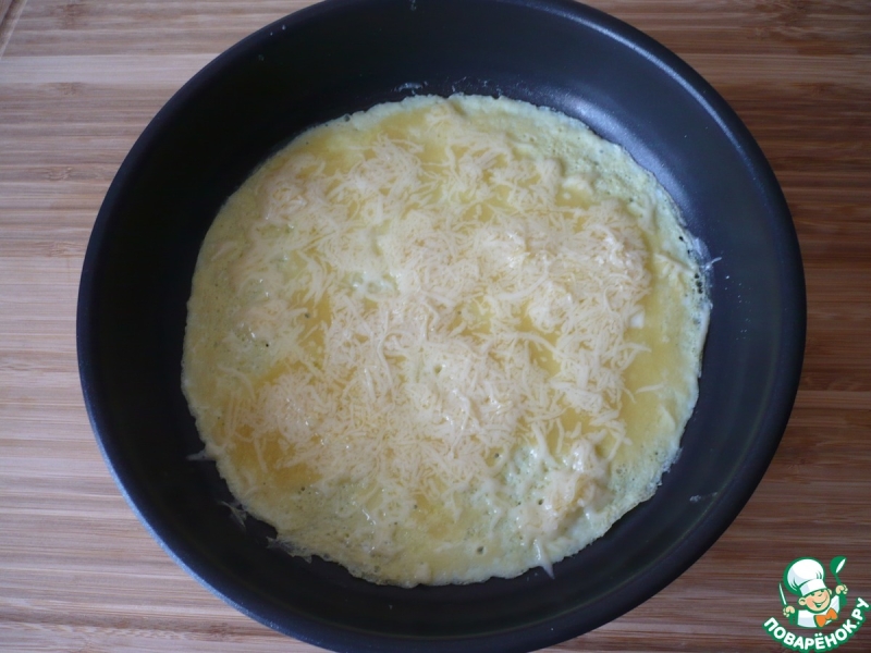 Яичный рулет с сыром и сосиской