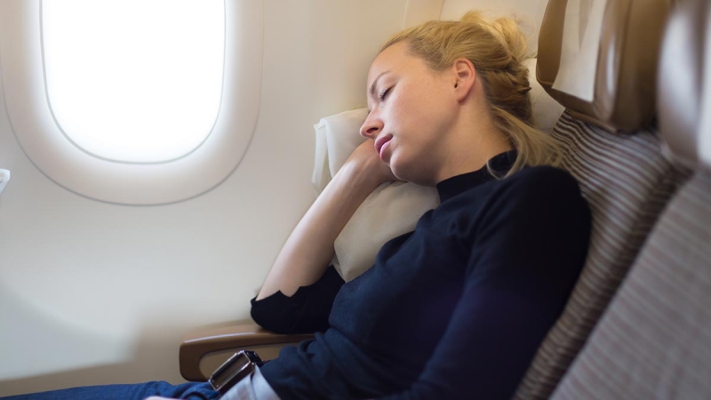 Отпуск-2022: 5 простых способов, которые помогут уснуть в самолете