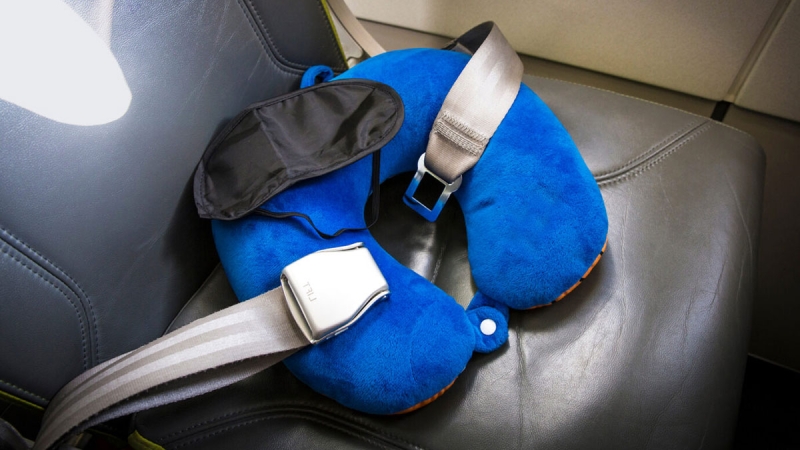 Отпуск-2022: эксперт рассказал, чем в самолете заменить дорожную подушку