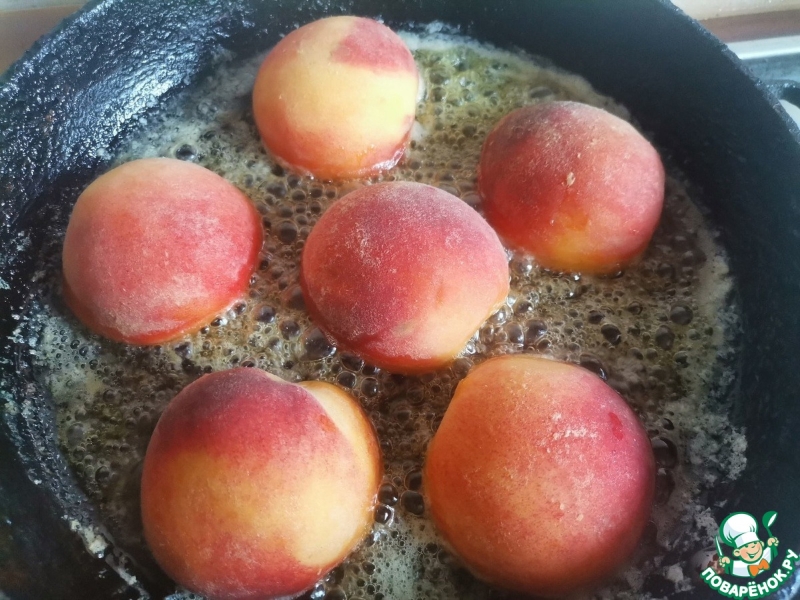 Жареные, карамелизированные персики с творожным кремом