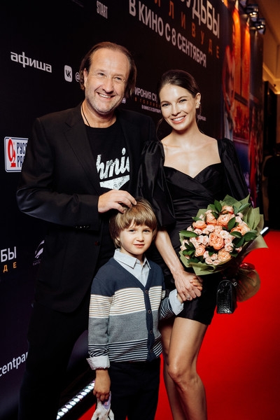 Глюк’оZа с семьей, Киркоров в цветочной панаме, Харламов в спортивках: звезды на премьере | StarHit.ru