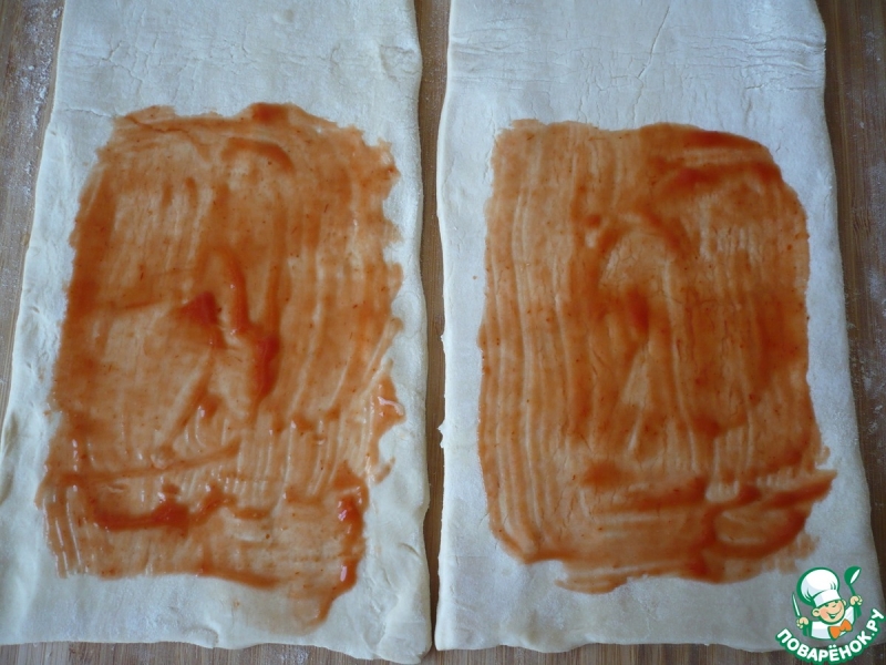 Конвертики из слоеного теста с сосисками
