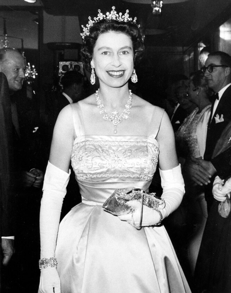 Красота по-королевски: как, несмотря на бум пластики, Елизавета II научилась принимать свою внешность
