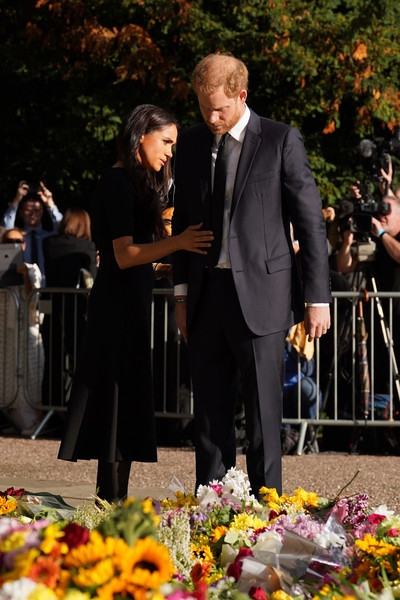 Не до обид! Маркл встретилась с принцем Уильямом, Кейт Миддлтон и возложила цветы в Виндзоре | StarHit.ru