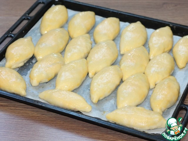Пирожки с баклажаном, сыром и сосиской