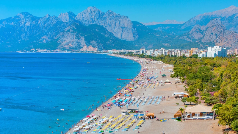 Туристам рассказали, как дешево добраться до пляжей Турции в сентябре