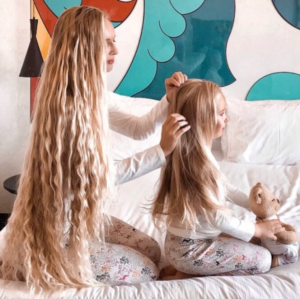 Две Рапунцель: как и зачем бьюти-блогерша зарабатывает на волосах своей маленькой дочери