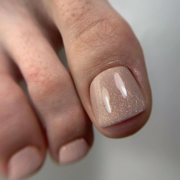 Эстетический педикюр: 5 оттенков лака, которые скроют несовершенства ногтей на ногах