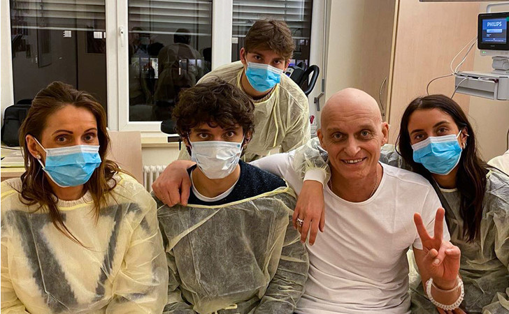 «Колено гниет, нужны антибиотики»: поборовший рак крови Олег Тиньков получил травму в Италии