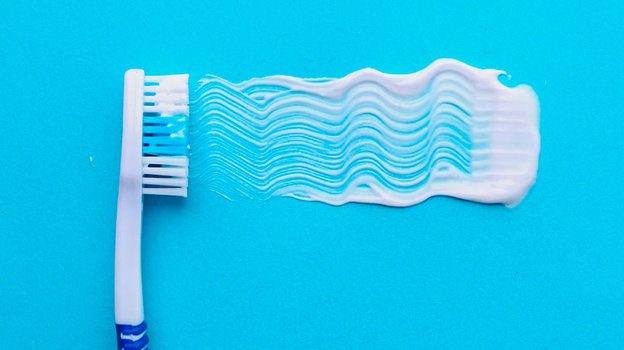 Когда нужно чистить зубы — до или после еды? Отвечает стоматолог