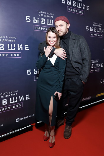 Редкий выход Дениса Шведова с женой, эффектная Любовь Аксенова: закрытый показ «Бывшие. Happy End»