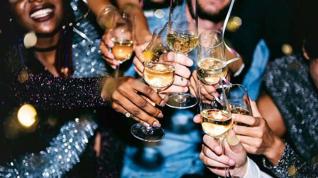 Сколько алкоголя можно выпить в новогоднюю ночь и чем его закусывать, чтобы не навредить здоровью
