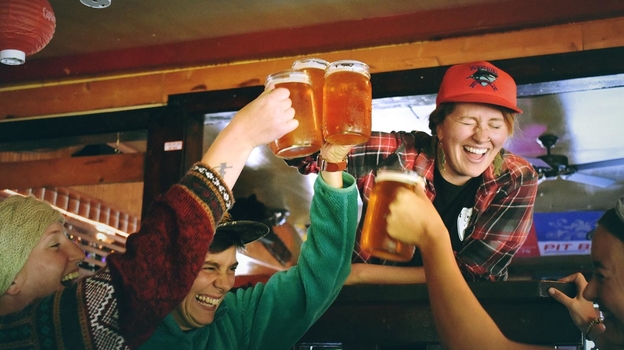 Сколько пива можно выпить за футбольный матч? Разобрались вместе с диетологом