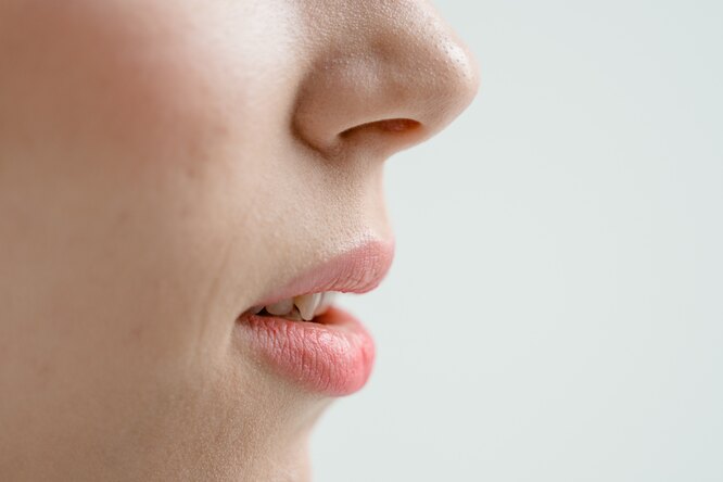Как усилить зимний уход за губами: это средство уже есть в твоей косметичке — используй его правильно
