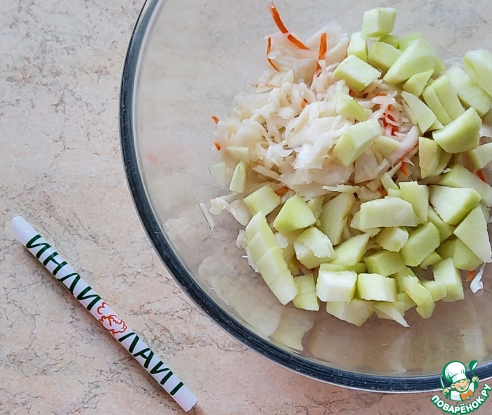 Капустный салат с индейкой и яблоком