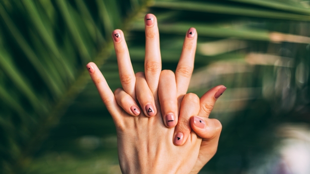 Опасно ли хрустеть пальцами? Объясняет врач