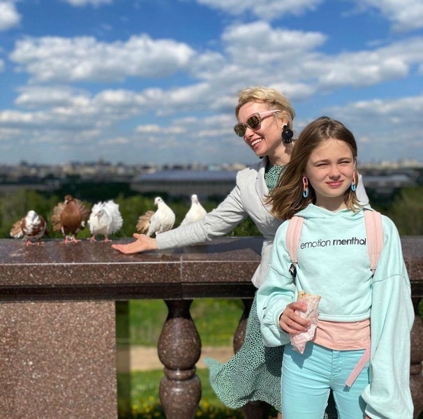 Бывшая редактор Первого канала Марина Овсянникова рассказала, как бежала с дочкой из России во Францию