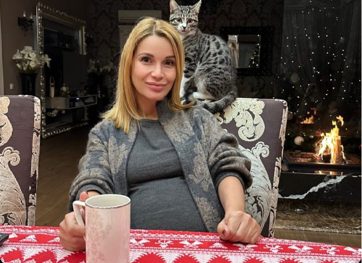 Ольга Орлова издевается над хейтерами прямо из роддома: «Фото постановочное, ребенку уже месяц»