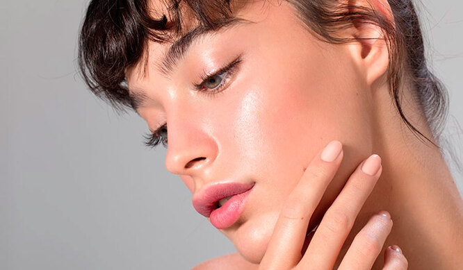 От стеклянной кожи до вишневых губ: 5 самых горячих трендов в макияже на 2023 год