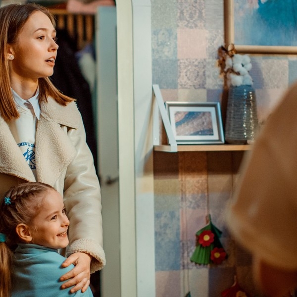 Уехавшая в Великобританию «Пуговка» Катя Старшова возвращается в Россию для съемок «Папиных дочек»