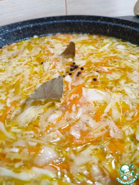 Густой суп с квашеной капустой, беконом и тмином
