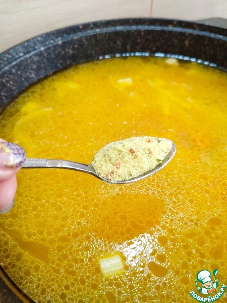 Густой суп с квашеной капустой, беконом и тмином