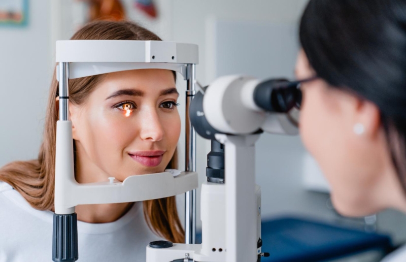 Хирург-офтальмолог — о том, почему катаракта помолодела и как ее лечить