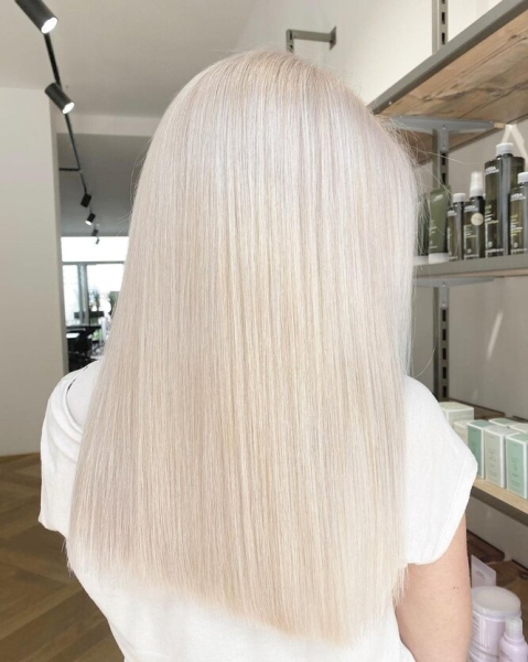 Монохромный блонд: так выглядит самый модный оттенок волос весны — он подойдет каждой!