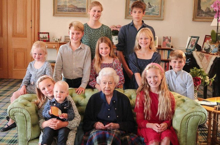 Семейное фото Елизаветы II с внуками и правнуками, на дом Зверевой напал полуголый бомж. Соцсети звезд