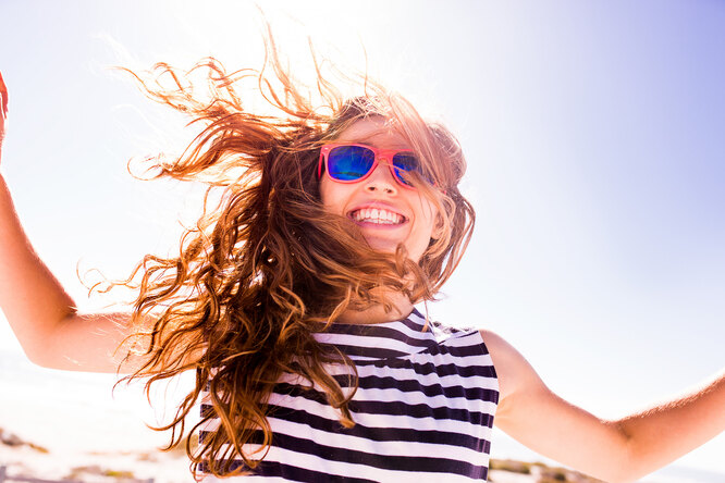 Как не превратить волосы в «мочалку» на солнце: 5 гениальных лайфхаков