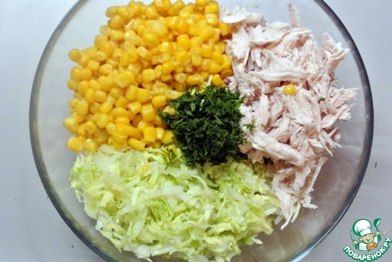 Салат из курицы, капусты, сыра, кукурузы