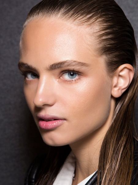 Страйпинг — техника макияжа, которая преобразит лицо за 2 минуты