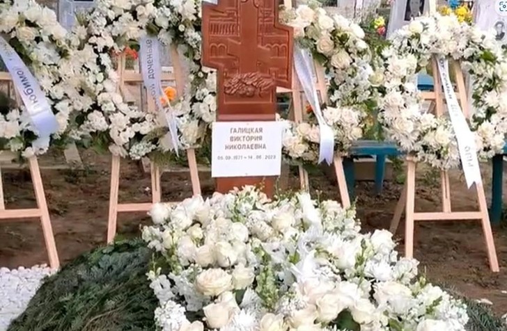 Усыпана белыми розами, массивный деревянный крест: основатель «Магнита» Сергей Галицкий похоронил жену
