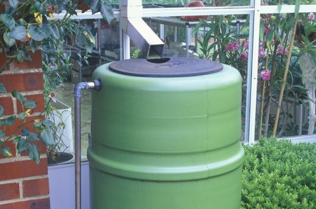 Дачник собирал дождевую воду в бак первая. Дождевая бочка Rain Barrel 240 литров. Как собрать дождевую воду для полива. Бочки, баки для дачи реклама. Бассейн для полива сада.