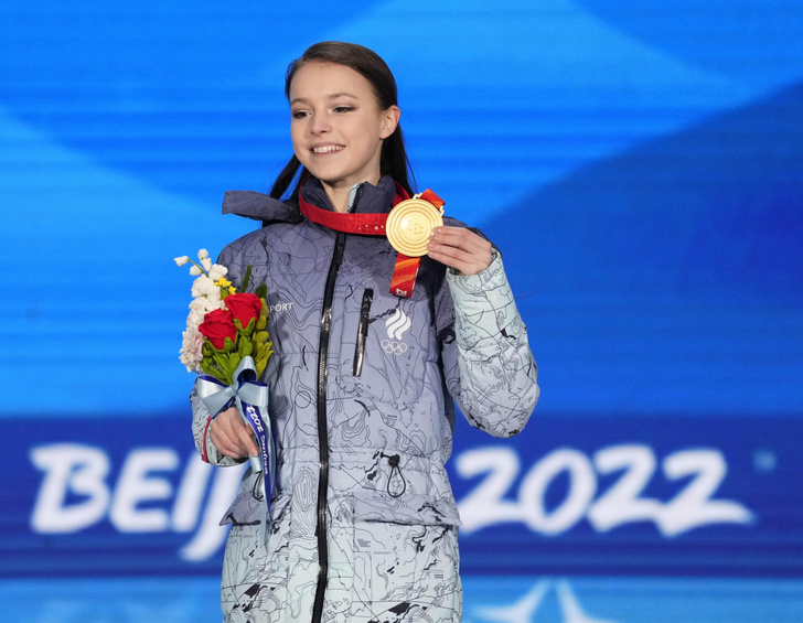 Олимпийская чемпионка Анна Щербакова рассказала о продолжении карьеры и на какие средства живет