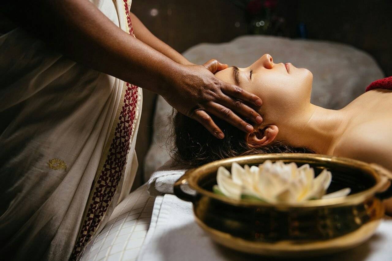 Расслабляющие техники массажа Широдхары: польза и противопоказания