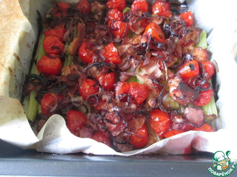Сельдерей, запеченный с помидорами и беконом