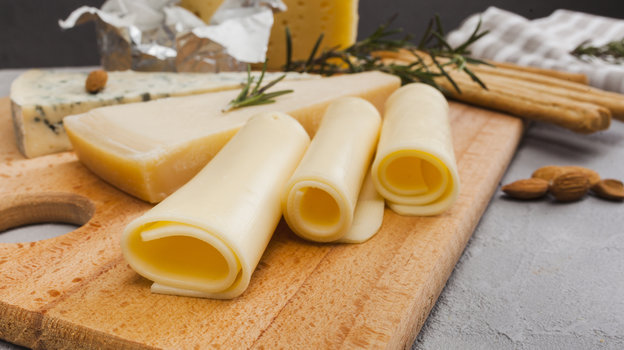 Что будет с организмом, если есть сыр каждый день? Отвечают нутрициологи