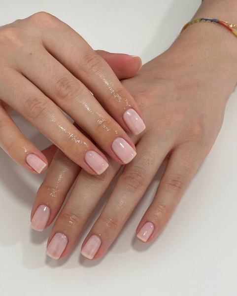 «Стерильные» ногти — главный тренд осени: 7 маникюрных лайфхаков для эффекта чистоты