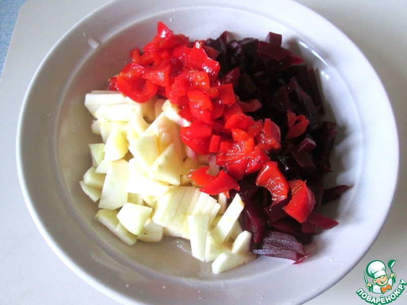 Яблочно-свекольный салат с маринованным перцем