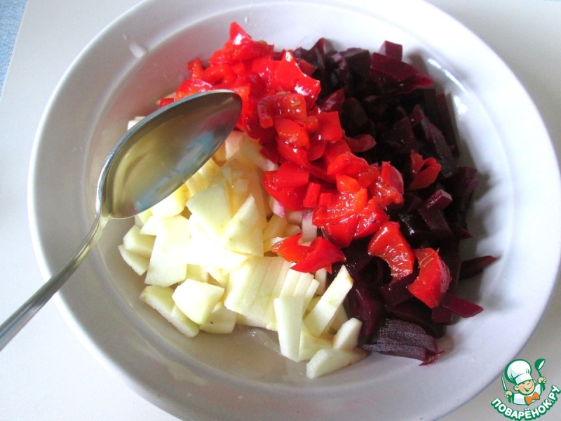 Яблочно-свекольный салат с маринованным перцем
