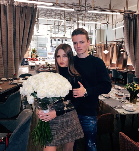 Невестка Валерии устроила мужу ужин с видом на Кремль, жена Андреасяна отдыхает на Сейшелах. Соцсети звезд