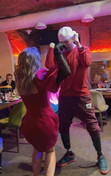 Роман Костомаров танцует на дне рождения Юлии Ковальчук — видео